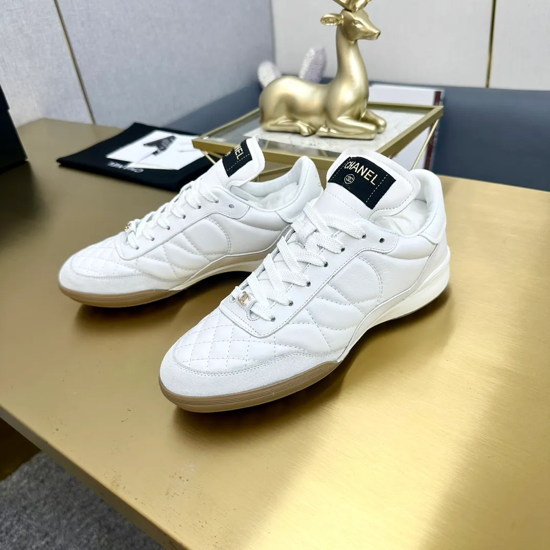 👟👟Ex-factory price 520👟👟 Top version Chanel Chanel - 2023 counter top casual sports shoes. This classic design; the upper is electro-embroidered with a variety of techniques; the outsole is fashionable and sporty; it is unusual to incorporate a variety of color matching elements... The diversified mix and match is very beautiful and versatile, and can be used for leisure, fashion, sports and outdoor... ꫛꫀꪝ Go➫ Material: ❶The upper is made of: original imported mercerized velvet + double-layer breathable mesh ❷The inner part is made of: the original imported breathable mesh ❸The outsole is based on: original TPU combination outsole Special counter boutique packaging complete set for women 35–41